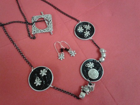 collana e orecchini con cialde ed elementi in metallo