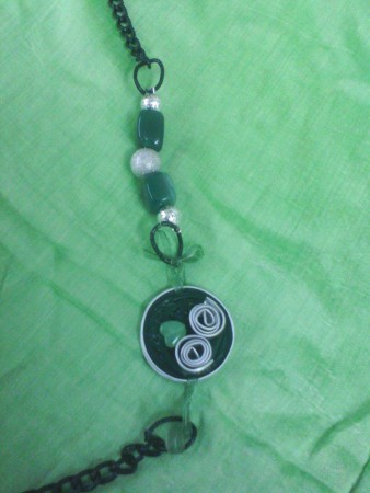  collana con cialde, organza, pietre e perle in metallo